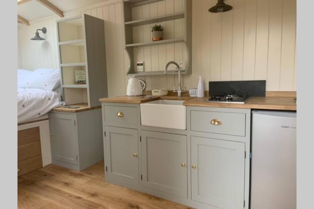 Trevone Luxury Shepherds Hut Close To The Holiday home *